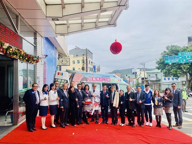 国际扶轮社30日捐赠1辆行动诊疗车，给南投基督教医院。（廖志晃摄）