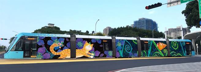 淡海轻轨元旦起将为列车换上「梦想泡泡」及「童话漫游」两款全新彩绘。图为童话漫游彩绘列车。（新北捷运公司提供／叶德正新北传真）