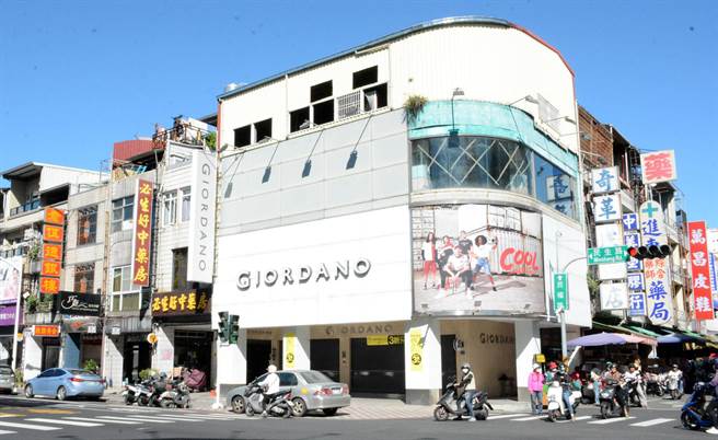 位於屏東市民生路與民權路口的佐丹奴服飾店，已連續28年蟬聯屏東地王。（林和生攝）