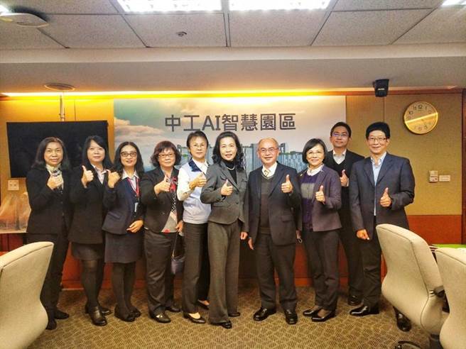 歷年工业厂办最大手笔联贷案登场，中华工程土城「AI智慧园区」160亿元联贷案，正式签约。图／中工提供