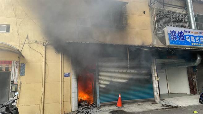 高雄三民區皓東路30日下午3時20分發生火警，1棟5樓高透天民宅在1樓竄出火煙，警消獲報後立即派遣大昌、鼎金、十全分隊19車57人前往搶救。（翻攝畫面／洪浩軒高雄傳真）