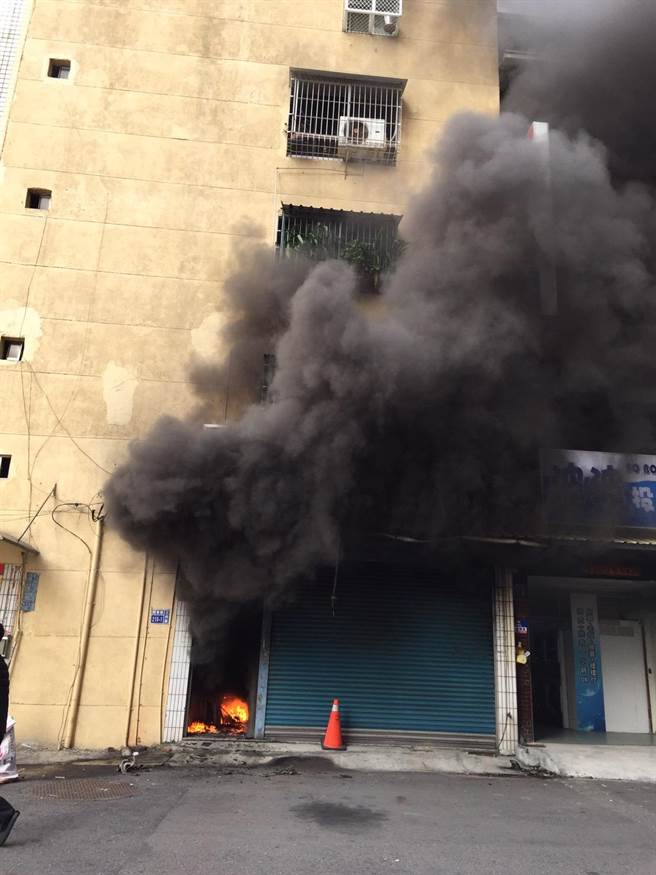 高雄三民區皓東路30日下午3時20分發生火警，1棟5樓高透天民宅在1樓竄出火煙，警消獲報後立即派遣大昌、鼎金、十全分隊19車57人前往搶救。（翻攝畫面／洪浩軒高雄傳真）