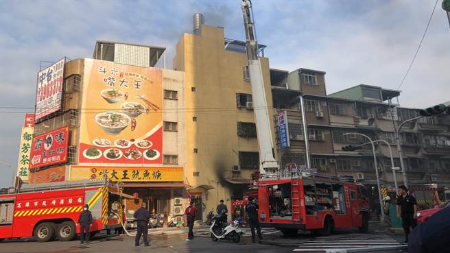 高雄三民區皓東路30日下午3時20分發生火警，1棟5樓高透天民宅在1樓竄出火煙，警消獲報後立即派遣大昌、鼎金、十全分隊19車57人前往搶救。（翻攝畫面／洪浩軒高雄傳真）