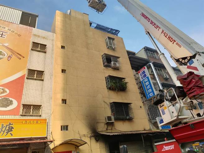 高雄三民區皓東路30日下午3時20分發生火警，1棟5樓高透天民宅在1樓竄出火煙，警消獲報後立即派遣大昌、鼎金、十全分隊19車57人前往搶救。（翻攝畫面／洪浩軒高雄傳真）