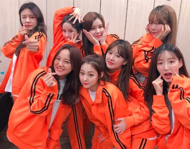 Jellyfish娱乐在2016年推出的9人女团gugudan，在2018年一名成员退团改以8人体活动，但今日经纪公司宣布31日解散。(图/ 摘自gugudan IG)