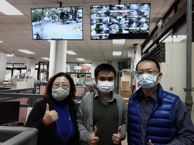 集集鎮陳紀衡（中），整合鎮內監視器維護治安。（集集鎮公所提供／廖志晃南投傳真）