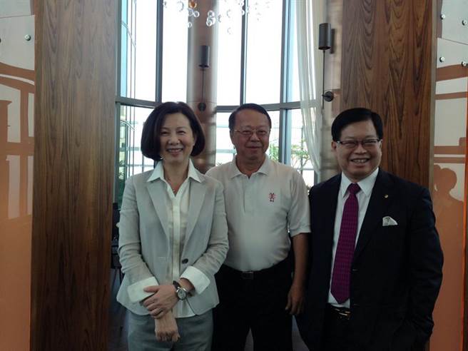 国扬在创办人侯西峰(中)、董事长林子宽(右)及总经理彭邵龄(左)等团队全力衝刺下，今年成功处分「大南港土地」，全年大丰收，12/30再度砸下鉅资买下内湖土地。图／蔡惠芳