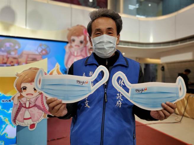 因應疫情及東北季風來襲，雲林縣府採購390萬片口罩，明年一月寒假前發放給幼兒園到公私立高中職學生，口罩加印雲林上場圖騰。（周麗蘭攝）