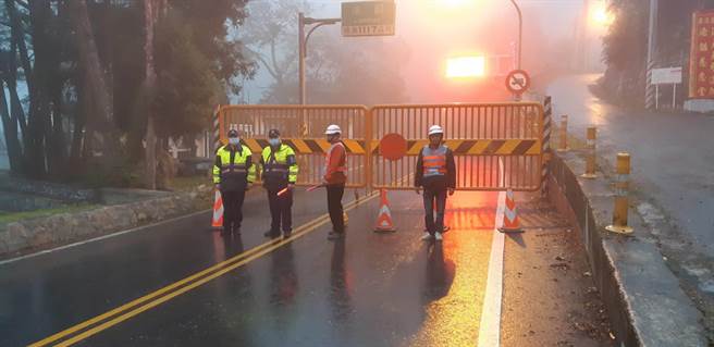 新城警分局与公路人员傍晚5时到洛韶路段，拉起铁闸门，入夜后人车「只出不进」。（新城警分局提供／王志伟花莲传真）