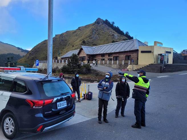 寒流急冻，公路总局晚间封闭台8线大禹岭与台14甲线合欢山等路段，合欢派出所员警稍早向游客宣导封闭公路讯息。（新城警分局提供／王志伟花莲传真）