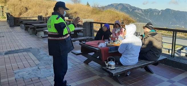 寒流来袭，合欢山景点仍见游客，员警宣导晚间即将封闭相关路段讯息。（新城警分局提供／王志伟花莲传真）