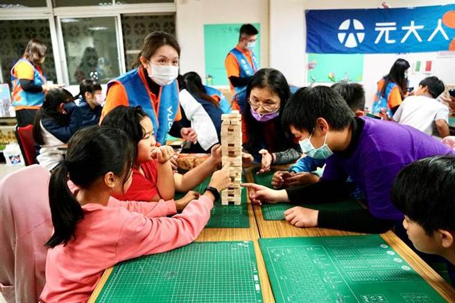 元大人寿讲师把迭迭乐游戏加入风险教育课程中，让孩子们从游戏中认识风险概念。图／元大人寿提供