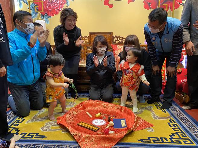 嘉义市长黄敏惠（中为）抓周文创馆开馆揭幕，小朋友体验抓周。（廖素慧摄）