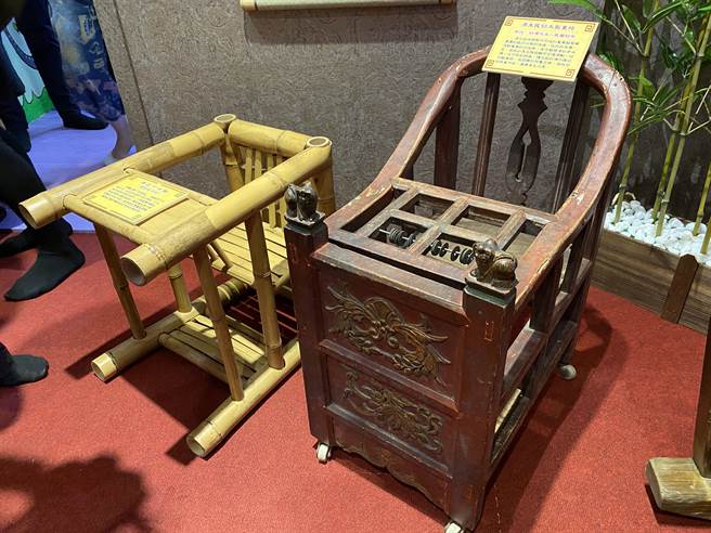嘉义抓周文创馆展示木制童车，座前雕刻2只虎爷，还有古钱币培养孩子理财观。（廖素慧摄 ）