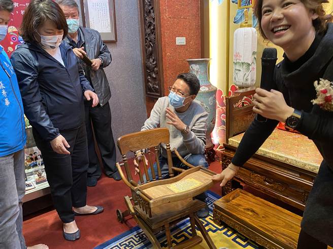 嘉义抓周文创馆展示欧式早期婴儿椅，餐桌椅兼推车两用。（廖素慧摄 ）