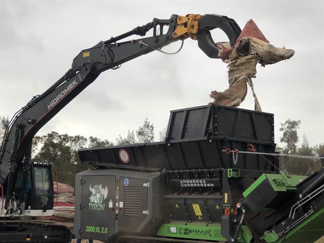 这台耗资新臺币2300万元採购的大型破碎机，也是离岛县市中率先引进的首例，每小时可处理废弹簧床约40床、废木材约30公吨。（李金生摄）