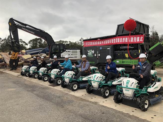环保署今年也再补助金门县购置7辆高效率的小型刈草机。（李金生摄）