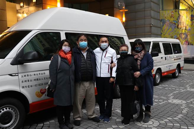 智英科技董事长林宴临（左2）偕妻女捐赠2辆復康巴士 ，由侯友宜代为受赠。（许哲瑗摄）