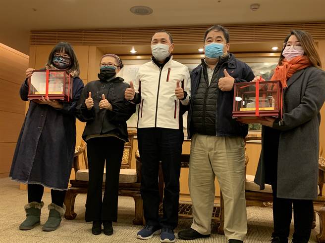 林宴临今下午在太太陈惠英和2位双胞女儿的陪同下，一起现身市府18楼捐赠典礼。（许哲瑗摄）