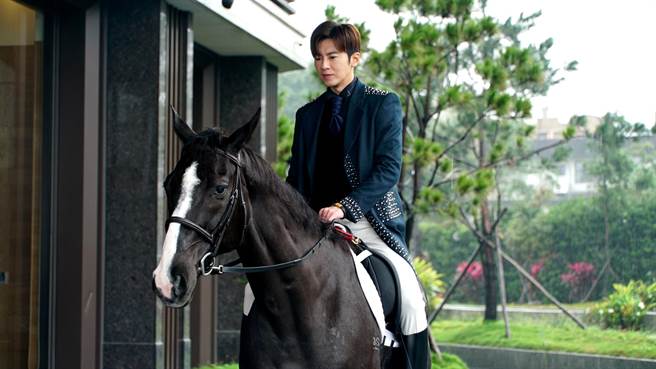 李国毅剧中骑着黑色骏马帅气回归。（三立提供）