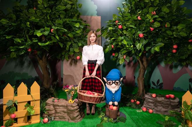 蔡黄汝今参观「格林童话-白雪公主与七矮人特展」，彷佛去了迪士尼。（宽宏艺术提供）