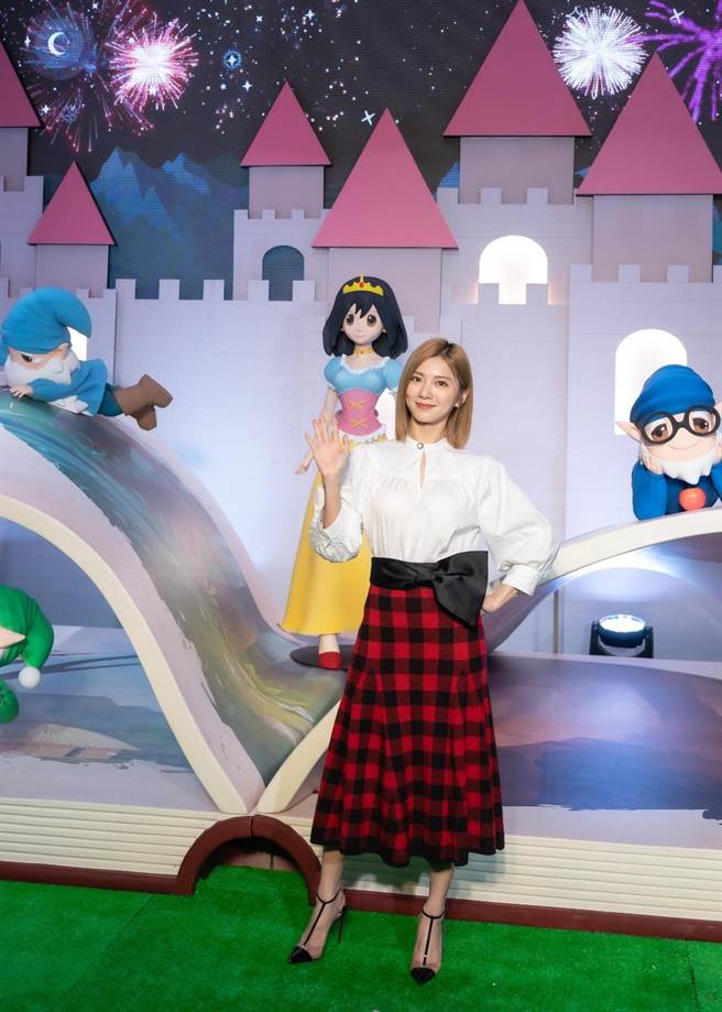 蔡黄汝今参观「格林童话-白雪公主与七矮人特展」，彷佛去了迪士尼。（宽宏艺术提供）