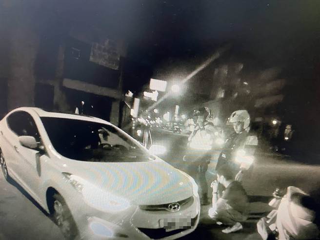 警方10分钟内连逮酒驾与毒品案，图为车上遭查获毒品的李嫌。（读者提供／程炳璋台南传真）