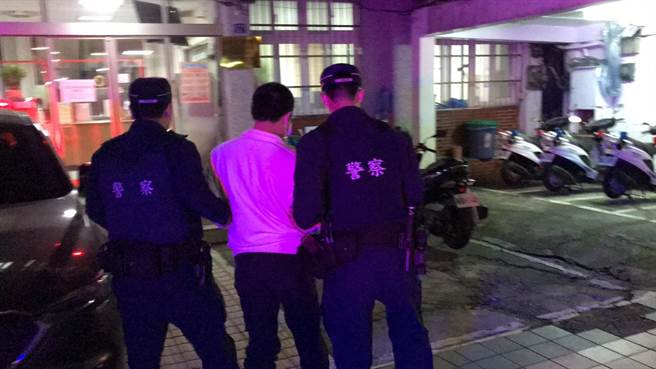 基隆一名叶姓男子因不满遭基隆地院强制扣薪，28日晚上10点多朝正门丢掷鸡蛋，大厦门口、公务车皆遭殃。（基隆市警局提供／陈彩玲基隆传真）