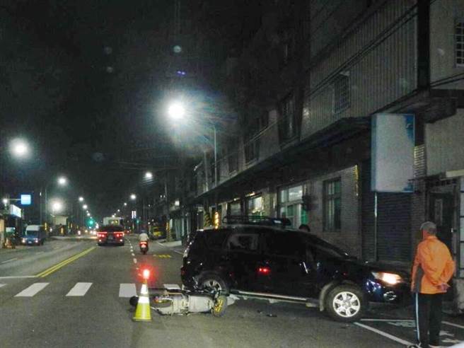 永安区维新路与光明9巷口29日发生一件车祸，造成乘坐机车的女童送医不治，图为车祸现场。（翻摄照片／林瑞益高雄传真）