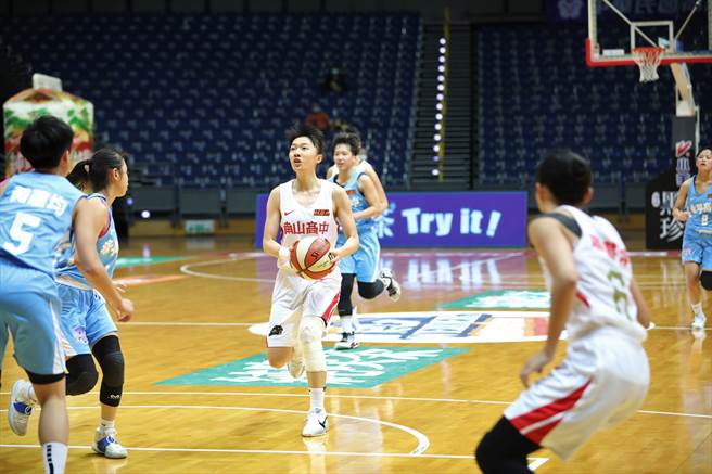 南山高中林品妤（中）今天单场独拿17分、11篮板、5抄截。（大会提供）