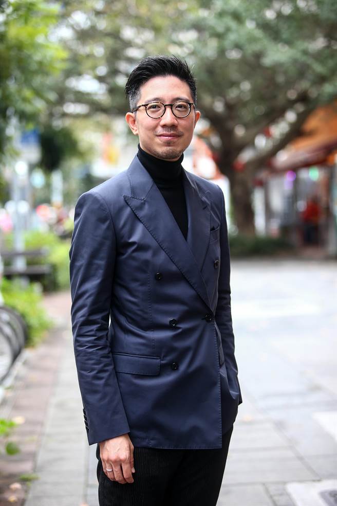 在外頭的形象是拿下國際比賽大獎的指揮家，在家裡是安於帶小孩的新手老爸，指揮家莊東杰忙於事業和家庭，看起來兩頭燒卻樂此不疲。（鄧博仁攝）