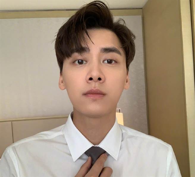 李易峰演初多部电视剧，人气火红。（图／翻摄自微博）