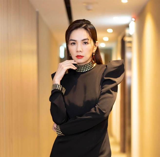 Ella跨年嗨唱力抗超强寒流保暖备战喊「胸前发热」