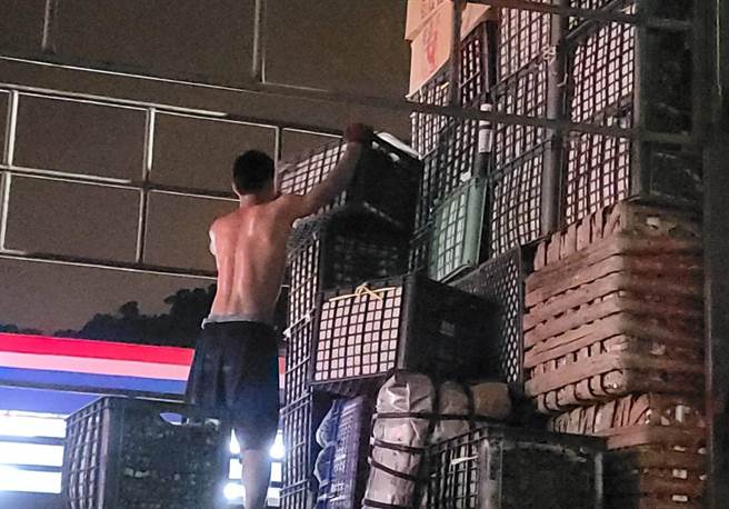 搬运工人四季不畏冬冷、夏热，努力打拚生活。(照片/游定刚 拍摄)