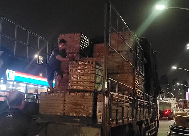 搬运工人每天搬超过百箱的菜篮。(照片/游定刚 拍摄)