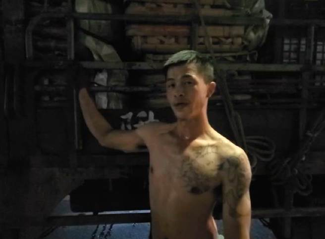 张先生透露，搬运工资日薪2300元至2500元。(照片/游定刚 拍摄)