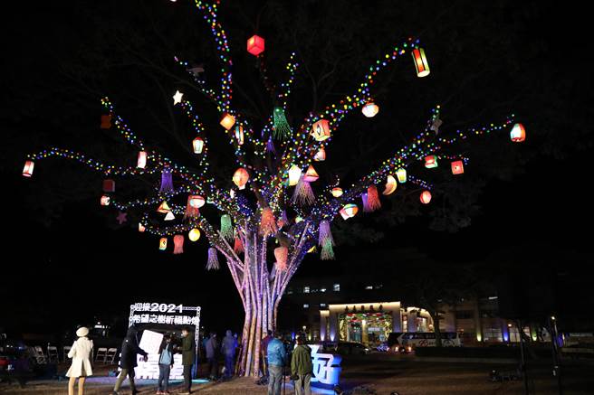 今30日晚间在县府团队期待下，「希望之树」正式亮灯。( 嘉义县政府提供∕吕妍庭嘉义传真）