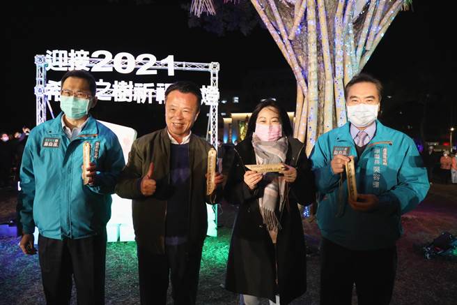 嘉义县长翁章梁等人也在竹片上写出对2021年的许愿话语。( 嘉义县政府提供∕吕妍庭嘉义传真）