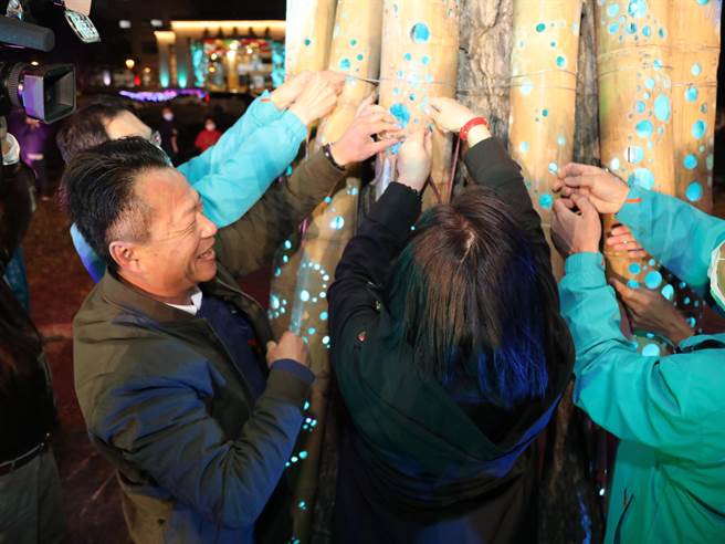 嘉义县长翁章梁等人也在竹片上写出对2021年的许愿话语。( 嘉义县政府提供∕吕妍庭嘉义传真）