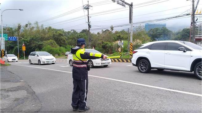 元旦假期民眾大举出游，警方呼吁要遵守交通疏导，并提早出门。（警方提供／赖佑维桃园传真）