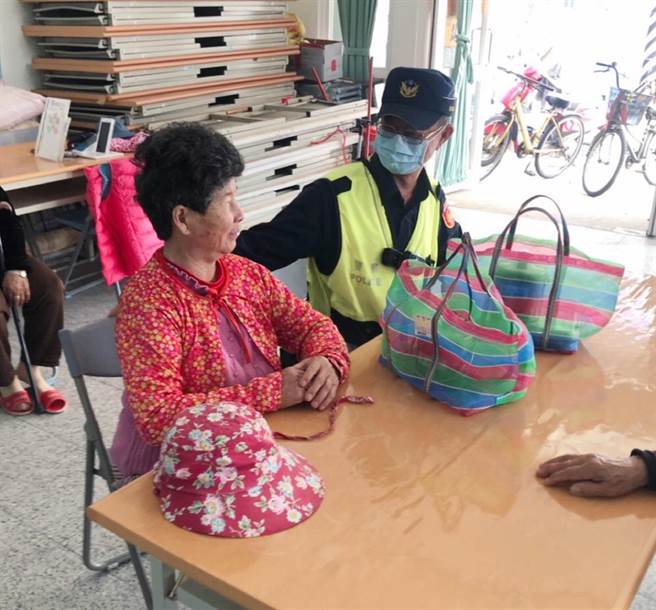 寒流发威，云林县北港警分局派员关怀独居长者与弱势家庭。（北港警分局提供／张朝欣云林传真）