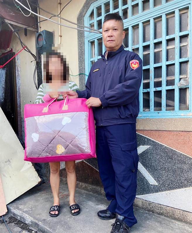 寒流发威，云林县北港警分局派员关怀独居长者与弱势家庭。（北港警分局提供／张朝欣云林传真）