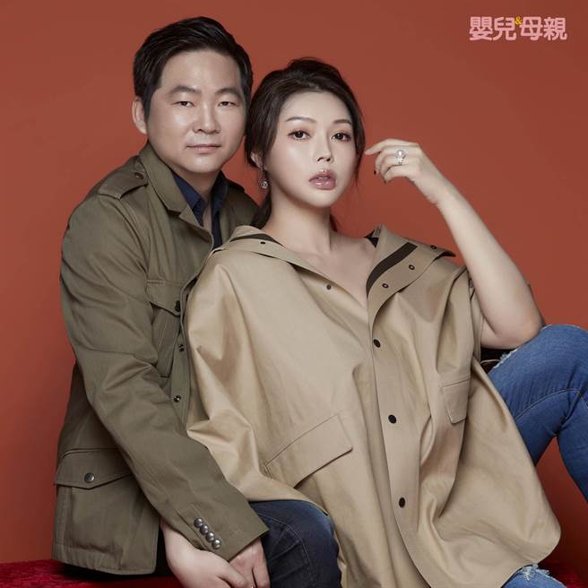 殷琦和老公张仕育接受杂志专访。（婴儿与母亲杂志提供）