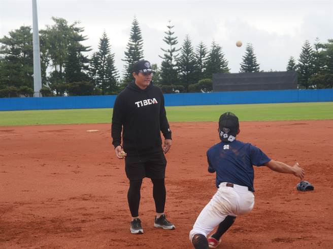 高国庆参加原棒学苑-投打体能训练营，指导打守课程。（原棒协提供）