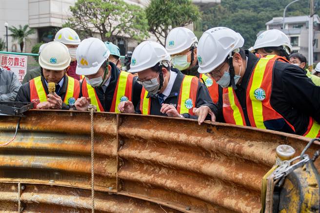桃园市长郑文灿30日携手新竹市长林智坚与新竹县长杨文科前往桃园市平镇区视察「桃园─新竹备援管线工程进度」。（黄婉婷摄）