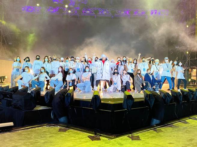 蕭敬騰與女團合作帶來大陣仗演出。（喜鵲娛樂提供）