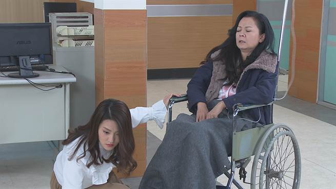 高欣欣（右）動手術引起併發症，讓女兒顏曉筠（左）假冒身份被曝光。（民視提供）