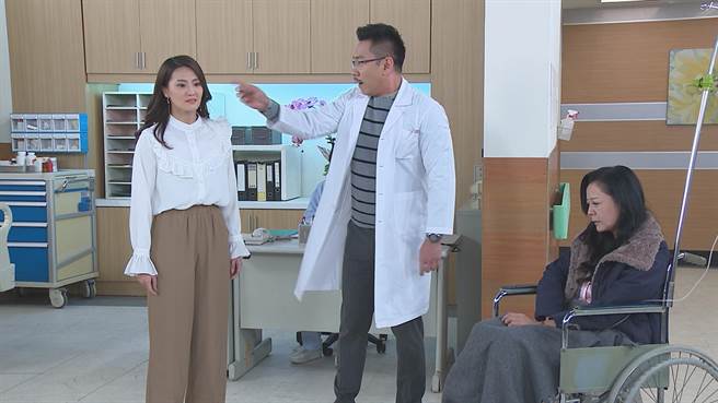 顏曉筠（左）假冒身份認江俊翰（中）當爸，真相藏不住被揭穿。（民視提供）