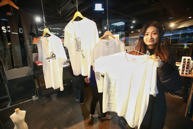 實踐大學設計學院攜手博楓科技，聯手打造「實踐 T ● 0 元創業」培育計畫，今(30)舉行啟動茶會，學生展示燙畫製作技術來設計T恤圖案，還有親手製作的成品。(陳信翰攝)