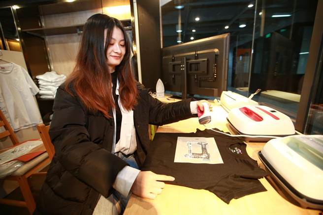實踐大學設計學院攜手博楓科技，聯手打造「實踐 T ● 0 元創業」培育計畫，今(30)舉行啟動茶會，學生展示燙畫製作技術來設計T恤圖案，還有親手製作的成品。(陳信翰攝)